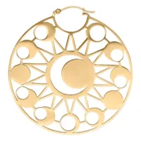 Kultaiset pyöreät korvakorut kuu- ja aurinkokuvioilla valkoisella taustalla