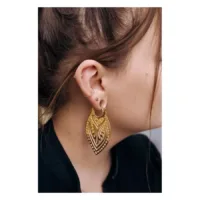 Frau mit goldenen Creek Hoops Ohrringen aus Chirurgenstahl, Klappverschluss