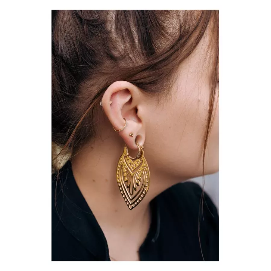 Frau mit goldenen Creek Hoops Ohrringen aus Chirurgenstahl, Klappverschluss