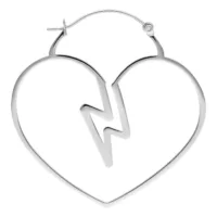 Hopeiset sydämenmuotoiset korvakorut kirurginteräksestä valkoisella taustalla