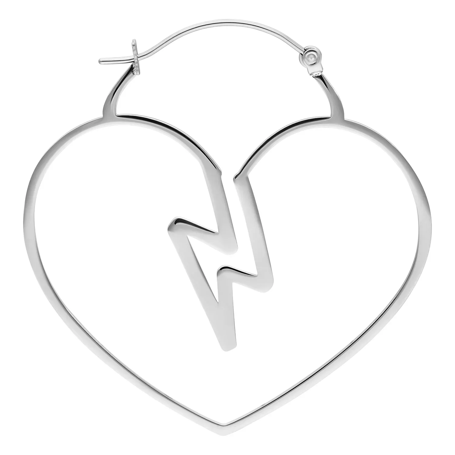 Hopeiset sydämenmuotoiset korvakorut kirurginteräksestä valkoisella taustalla