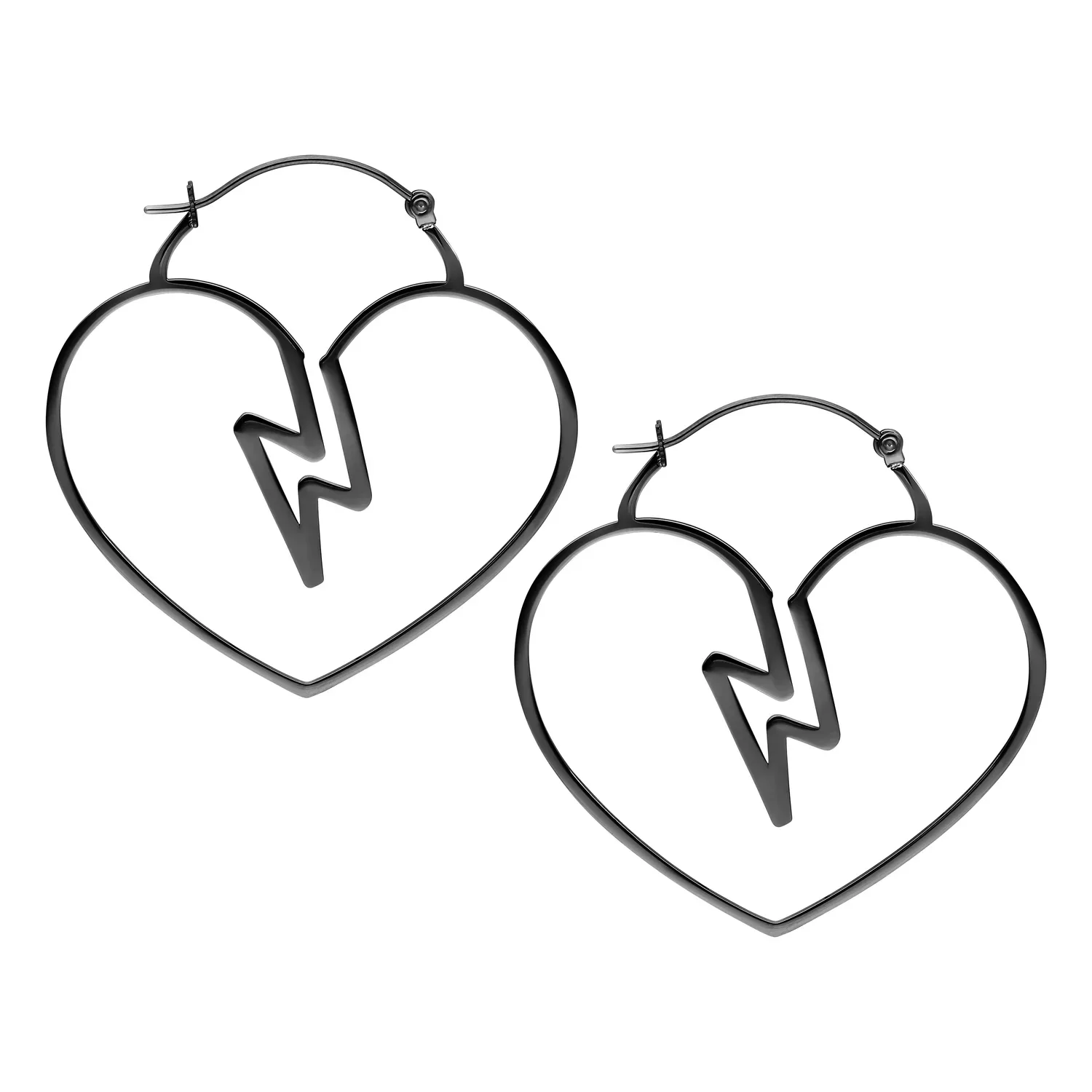 Mustat sydämenmuotoiset korvakorut salamakuvioinnilla valkoisella taustalla