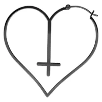 Musta sydämenmuotoiset korvakorut ristikuviolla valkoisella taustalla