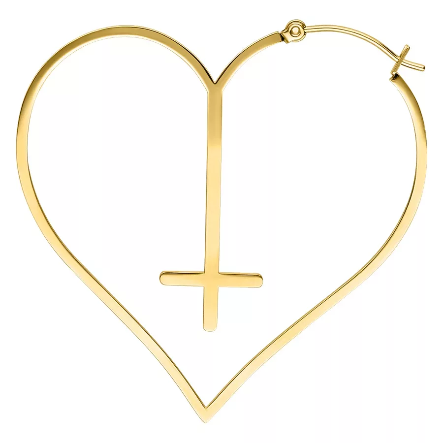 Kultaiset sydämenmuotoiset korvakorut ristikuviolla valkoisella taustalla