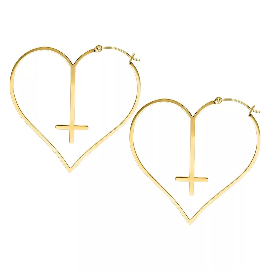 Kaksi kultaista sydämenmuotoista korvarengasta ristillä valkoisella taustalla