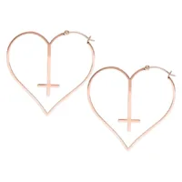 Kaksi rosékultaista sydämenmuotoista korvakorua ristikuviolla valkoisella taustalla