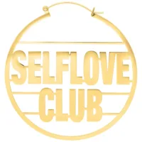 Kultaiset Selflove Club Hoops -korvakorut kirurginteräksestä valkoisella taustalla