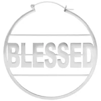 Hopeiset korvakorut, joissa teksti 'Blessed' valkoisella taustalla