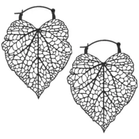 Kaksi mustaa lehtimuotoista korvakorua valkoisella taustalla