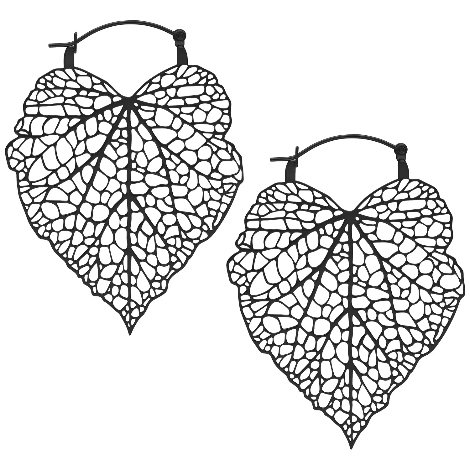 Kaksi mustaa lehtimuotoista korvakorua valkoisella taustalla