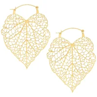 Lovely Leaf Hoops Gold - Elegantit Korvakorut Kultaiset korvakorut hienostuneen lehden muodossa valkoisella taustalla