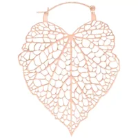 Ruusukultaiset lehtimuotoiset korvakorut hienostuneella designilla valkoisella taustalla