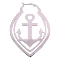 Hopeanvärinen ankkurikorvakoru kirurginteräksestä valkoisella taustalla