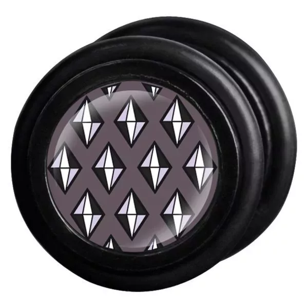 Schwarzer Fake Plug aus Chirurgenstahl mit Diamantenmuster auf weißem Hintergrund