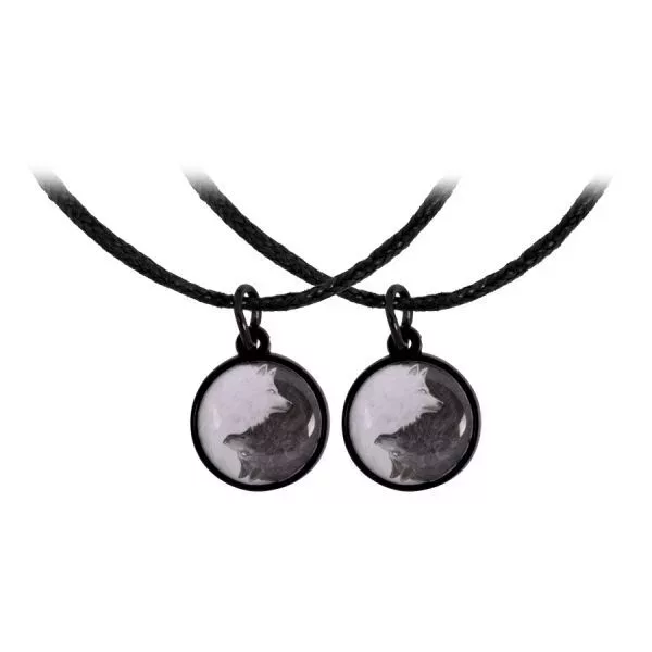 Zwei schwarze Armbänder mit rundem Anhänger und Wolfsmotiv auf weißem Hintergrund