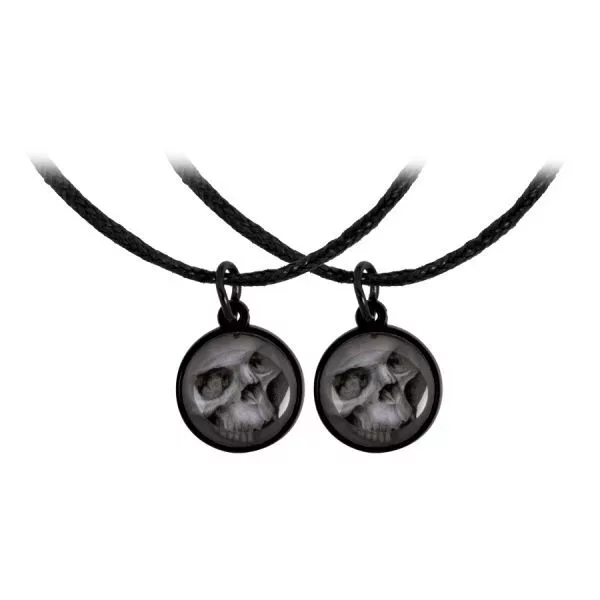 Schwarzes Kunstlederarmband mit rundem Totenkopf-Anhänger auf weißem Hintergrund