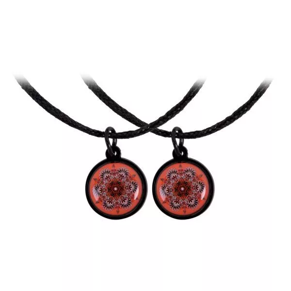 Freundschaftsarmband Mandala rot Zwei schwarze Kunstlederarmbänder mit roten Mandala-Anhängern auf weißem Hintergrund