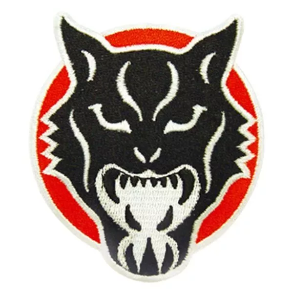 Aufnäher mit schwarzem Wildkatzenkopf auf rotem Hintergrund, runde Form