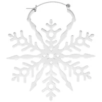 Hopeiset lumihiutalekorvakorut lumihiutaleen muodossa valkoisella taustalla