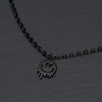 Schwarzes Smiley-Armband aus Metall Schwarzes Metallarmband mit Smiley-Anhänger auf grauem Hintergrund