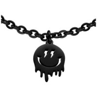Schwarzes Smiley-Armband aus Metall Schwarzes Armband mit Smiley-Anhänger auf weißem Hintergrund