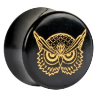 Schwarzer Plug mit goldener Eulen-Gravur auf weißem Hintergrund