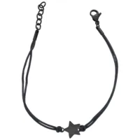 Säädettävä nylonrannekoru mustalla tähti-riipuksella valkoisella taustalla