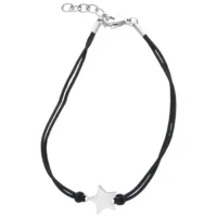 Musta nylonrannekoru hopeisella tähtiriipuksella valkoisella taustalla