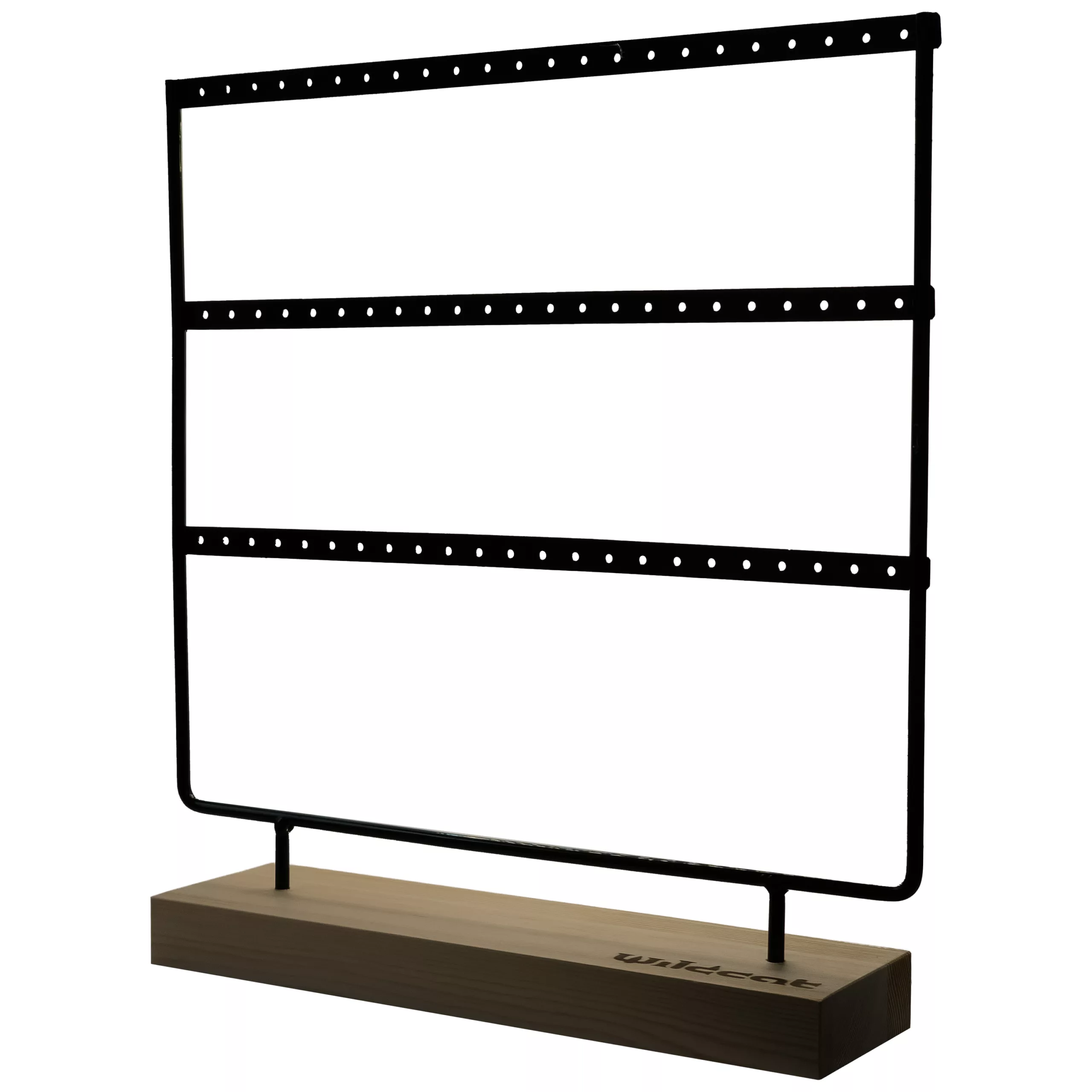 Musta näyttö, jossa kolme riviä sormusten esittelyyn suorakaiteen muotoisella puualustalla