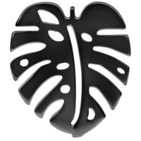 Schwarzer Monstera Ohrstecker aus Titan auf weißem Hintergrund