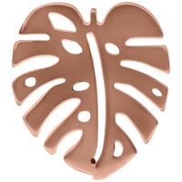 Ruusuhopeinen korvakoru Monstera-lehden muodossa valkoisella taustalla