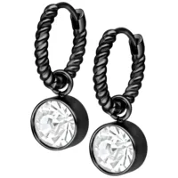 Mustat kiertyneet korvakorut kirkkailla kristalleilla valkoisella taustalla