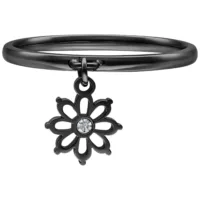 Musta metallisormus kukkariipuksella ja kristallilla valkoisella taustalla