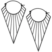 Mustat Prisma Hoops korvakorut kirurginteräksestä valkoisella taustalla