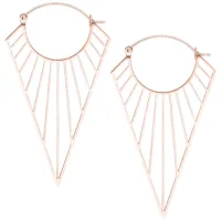 Ruusukultaiset Prisma Hoops korvakorut geometrisella muotoilulla valkoisella taustalla