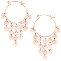 Pari roosakultaisia korvakoruja roikkuvilla laatoilla valkoisella taustalla