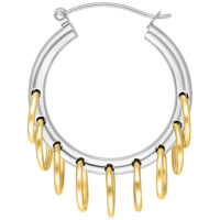 Hopeinen kirurginteräksinen korvakoru kultaisilla riipuksilla valkoisella taustalla