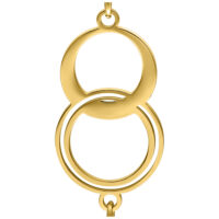 Zwei goldene Hoops Ohrringe aus Chirurgenstahl auf weißem Hintergrund