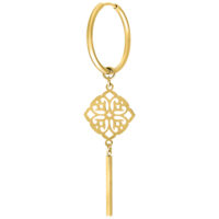 Goldener Ohrring mit Kleeblatt-Anhänger auf weißem Hintergrund