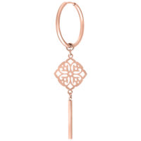 Roségoldene Ohrringe mit Kleeblatt-Anhänger auf weißem Hintergrund