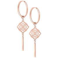 Kaksi ruusuhopeista korvakorua, joissa on apilariipus valkoisella taustalla