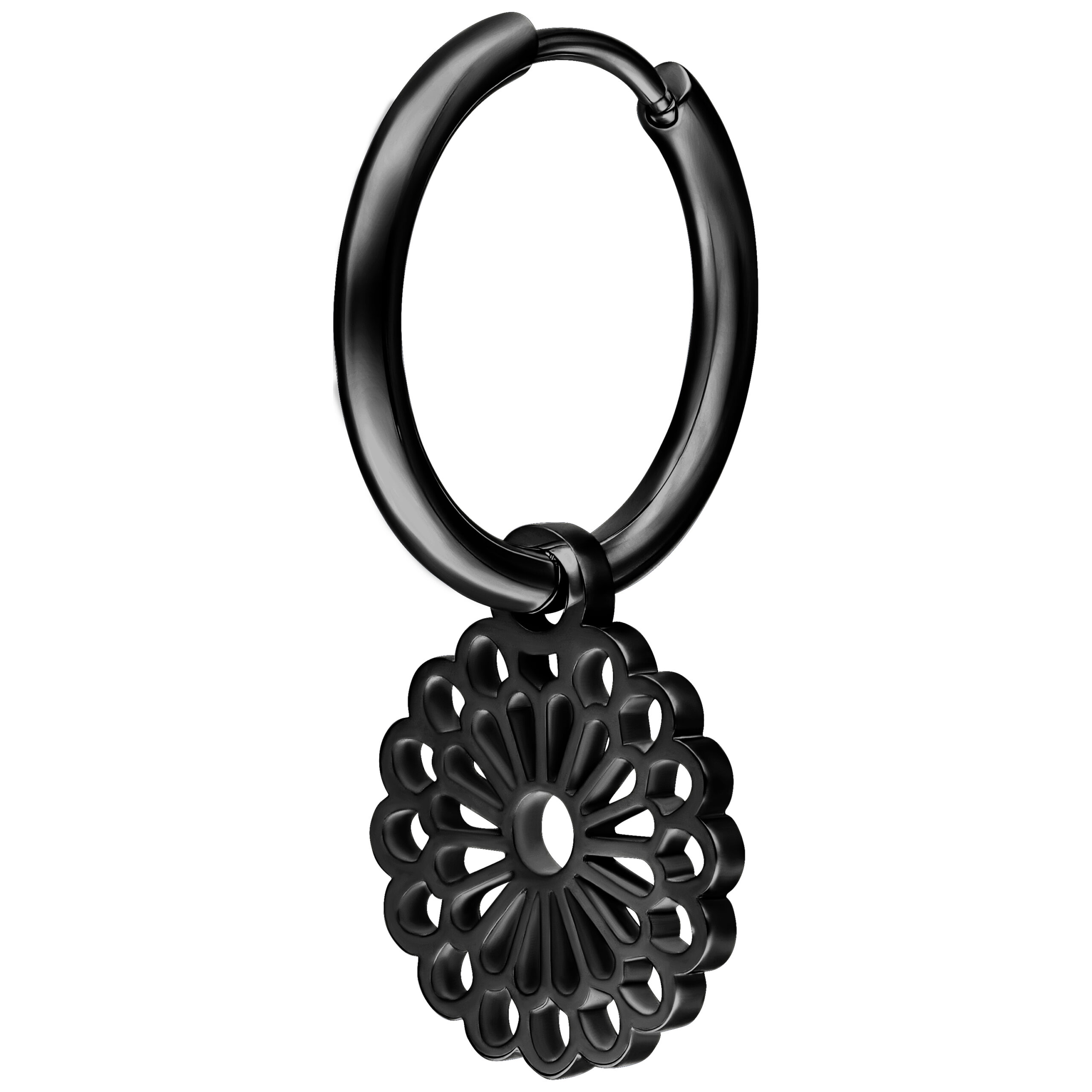 Schwarzer Ohrring mit Mandala-Anhänger auf weißem Hintergrund