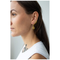 Nainen kultaisilla Little Mandala Hoops -korvakoruilla, sivukuva