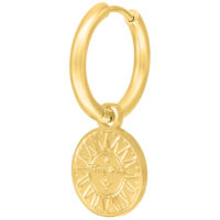 Goldene Ohrringe im Hoops-Stil mit Sonne-Mond-Anhänger auf weißem Hintergrund