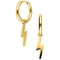 Zwei goldene Creolen mit Blitzanhänger auf weißem Hintergrund