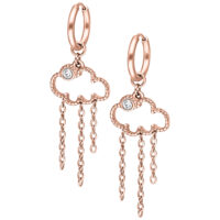 Ruusu-kultaiset pilvimuotoiset korvakorut ketjuilla ja kivellä valkoisella taustalla