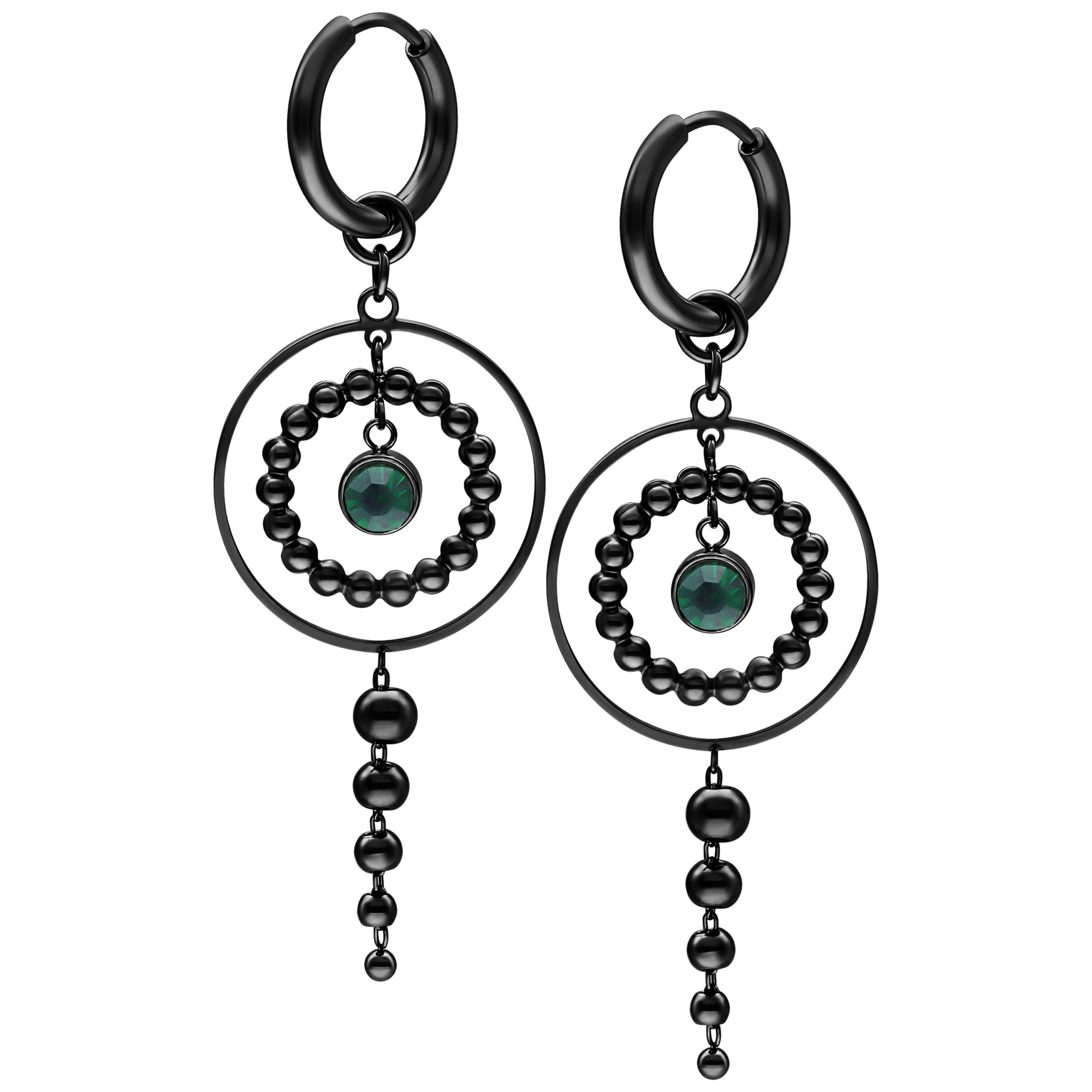 Schwarze Ohrringe mit smaragdgrünen Kristallen auf weißem Hintergrund