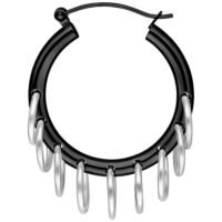 Creolen aus schwarzem Metall mit mehreren silbernen Ringen auf weißem Hintergrund