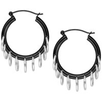 Schwarze Creolen aus Chirurgenstahl mit silbernen Loops auf weißem Hintergrund