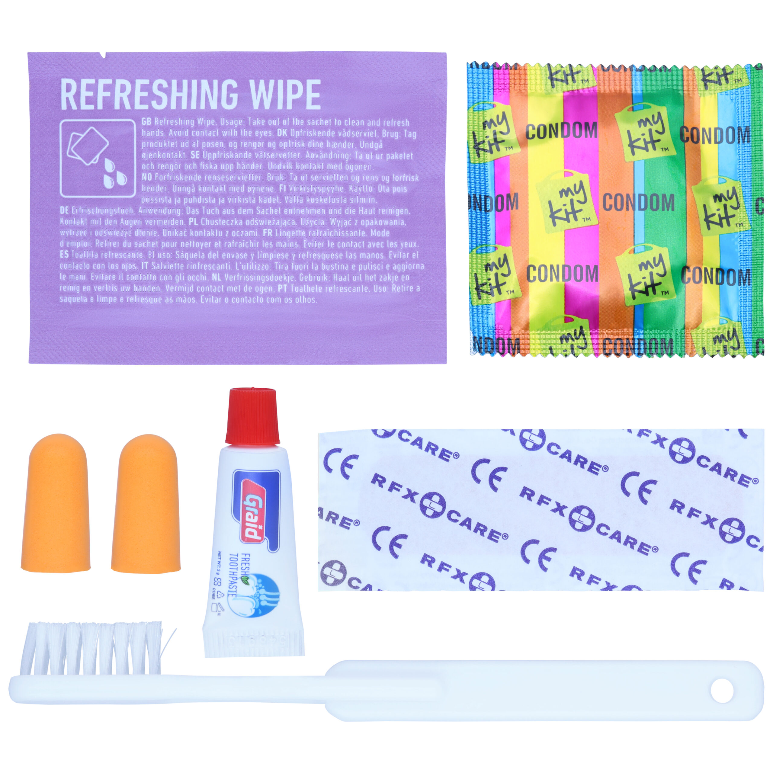 Survival Kit mit Zahnbürste, Zahnpasta, Kondomen, Ohrstöpseln und Erfrischungstuch auf weißem Hintergrund